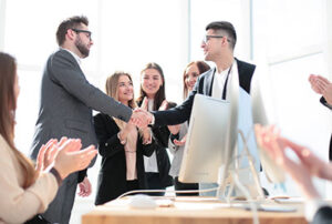 Als ondernemer in loondienst, waar moet je op letten?