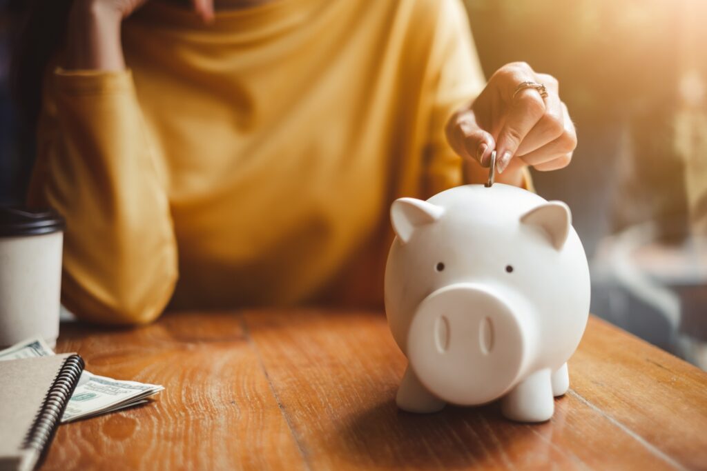 Geld sparen wordt steeds duurder.